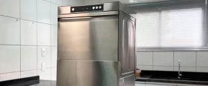 uma lavadora industrial de louça tem mais eficiencia e mais economia de água, mostra sustentabilidade e eficiência
