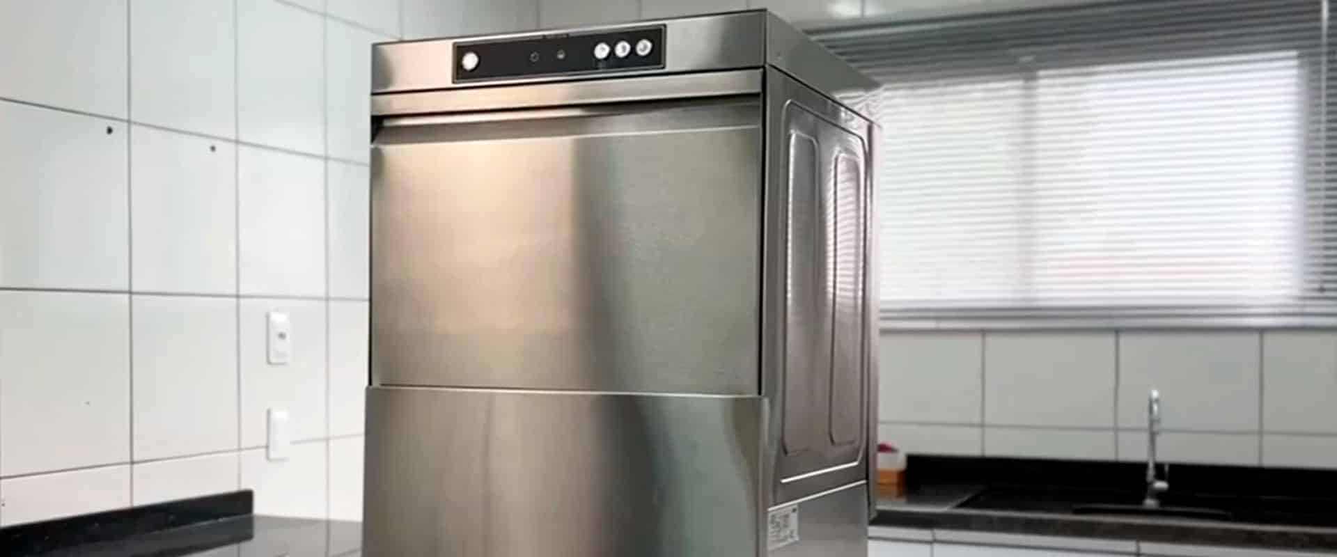 uma lavadora industrial de louça tem mais eficiencia e mais economia de água, mostra sustentabilidade e eficiência